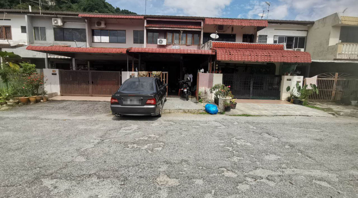 Rumah Teres Dua Tingkat Untuk Dijual Di Taman Cempaka