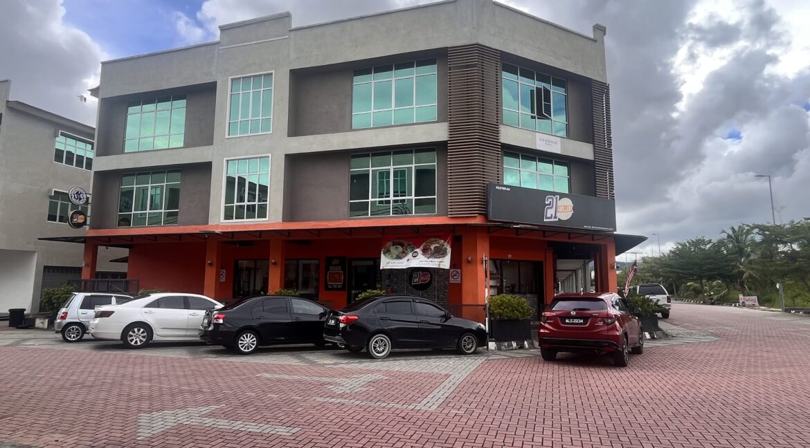 Lot Kedai 3 Tingkat Komersial untuk dijual di Manjung