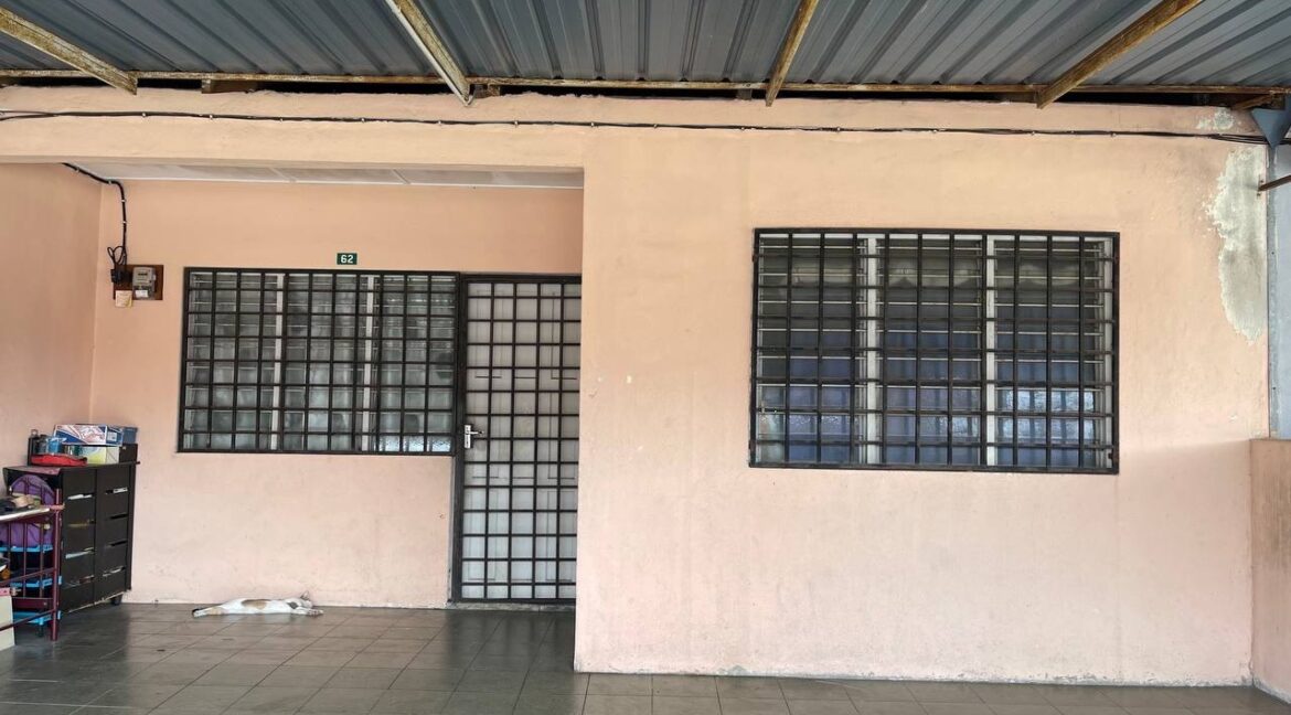 Rumah Setingkat di Taman Mesra Raia untuk dijual.