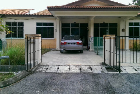 Teres Freehold Untuk Dijual Depan Padang Di Batu Gajah