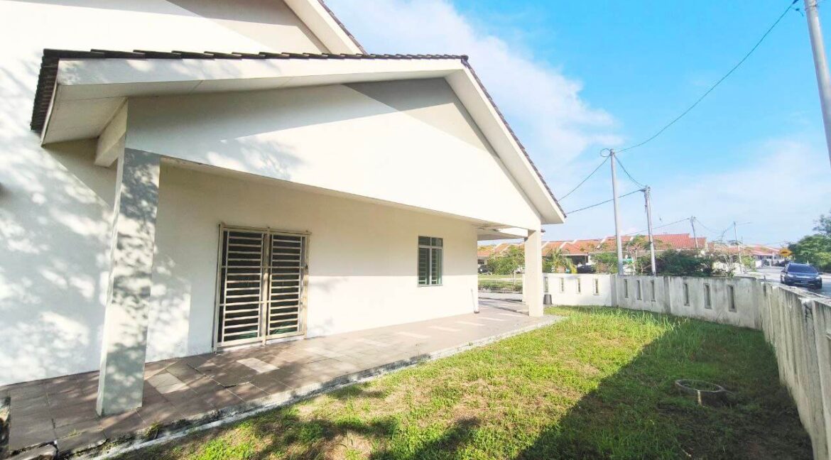 rumah-corner-lot-depan-padang-untuk-dijual-di-sungkai-perdana-08
