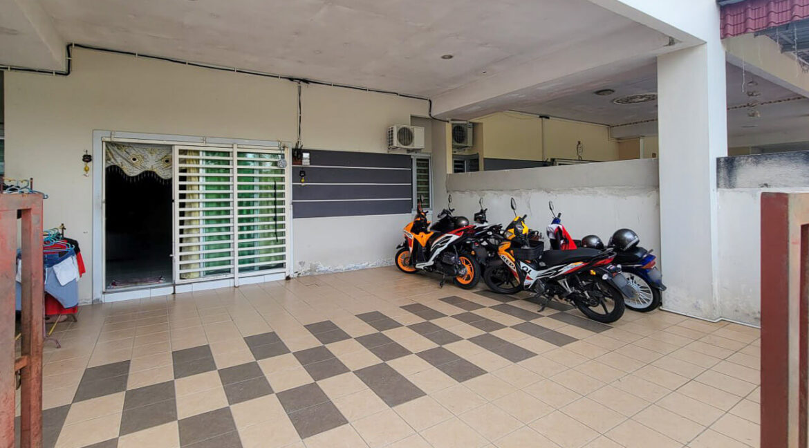 rumah-depan-padang-untuk-dijual-di-klebang-ipoh-05