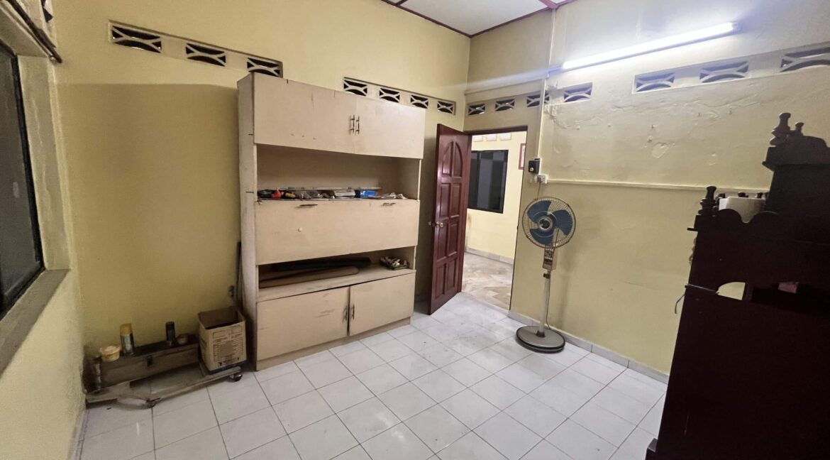 rumah-teres-dua-tingkat-untuk-dijual-di-taman-chepor-idaman-chemor-16