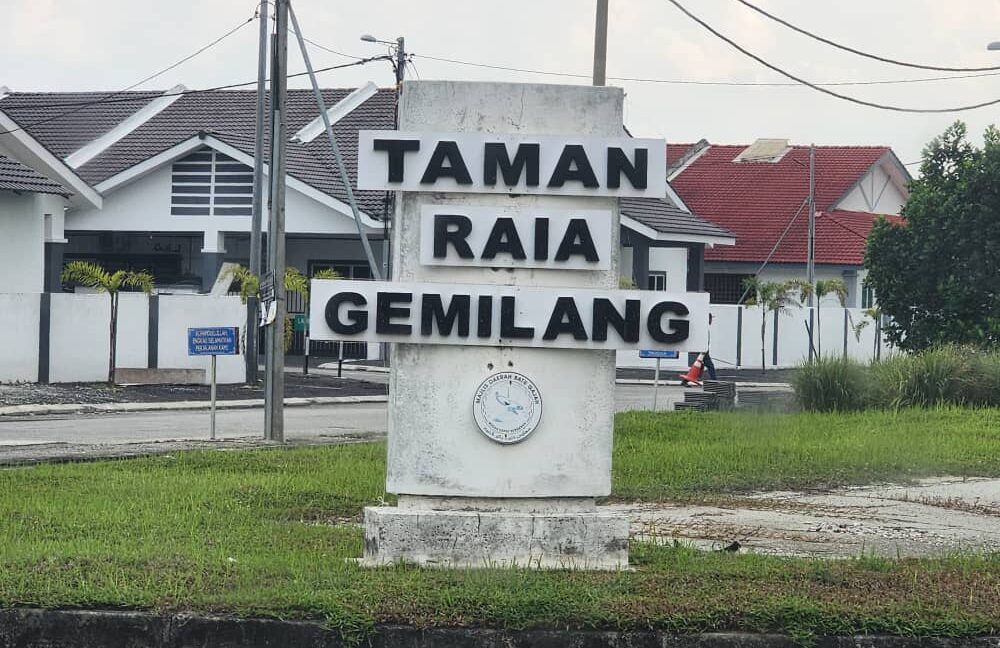 Rumah Teres Setingkat untuk dijual di Taman Raia Gemilang