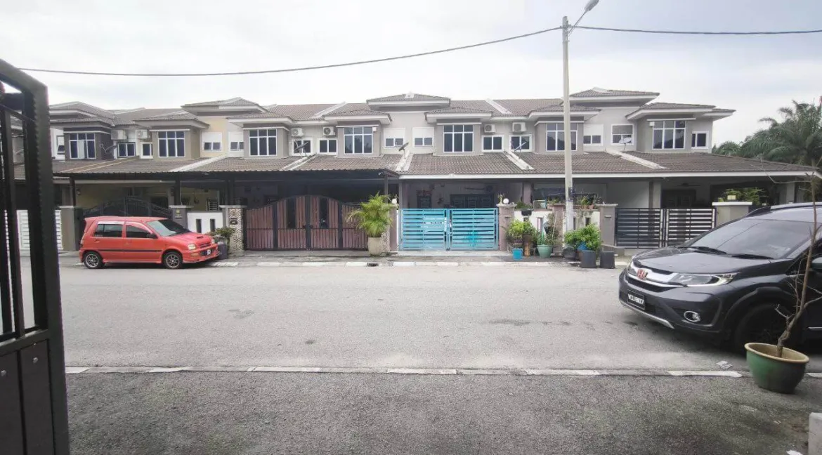 rumah-2-tingkat-untuk-dijual-di-taman-lumut-indah-lumut-03