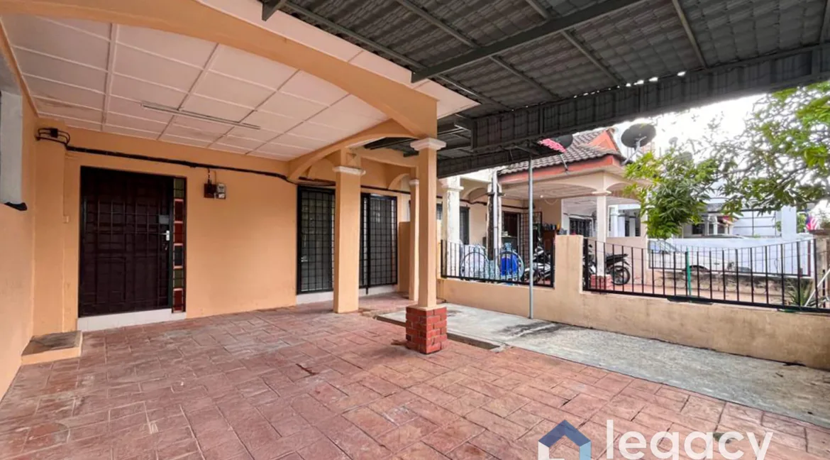 rumah-dua-tingkat-setengah-untuk-dijual-di-taman-rapat-perdana-05