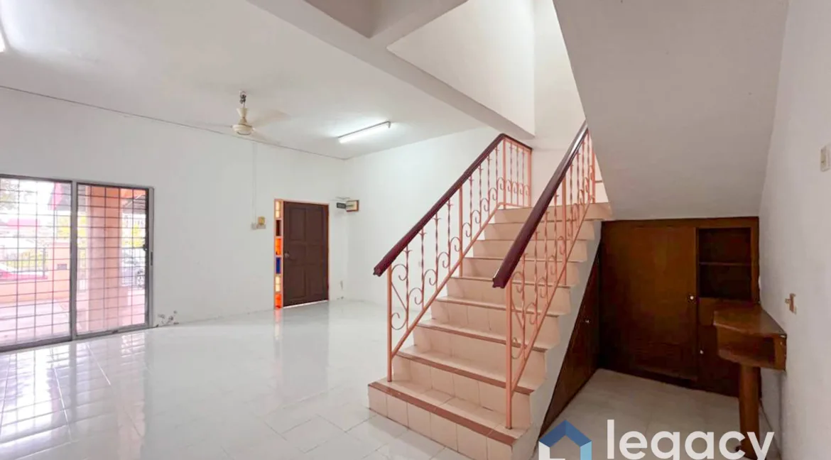 rumah-dua-tingkat-setengah-untuk-dijual-di-taman-rapat-perdana-08