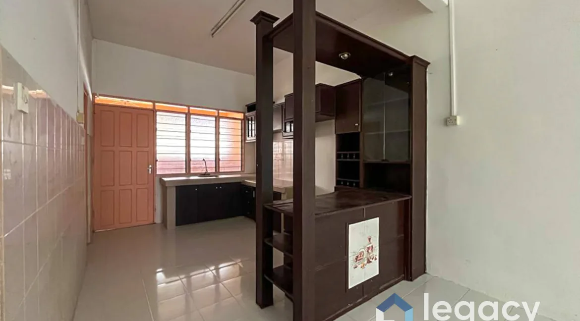 rumah-dua-tingkat-setengah-untuk-dijual-di-taman-rapat-perdana-12