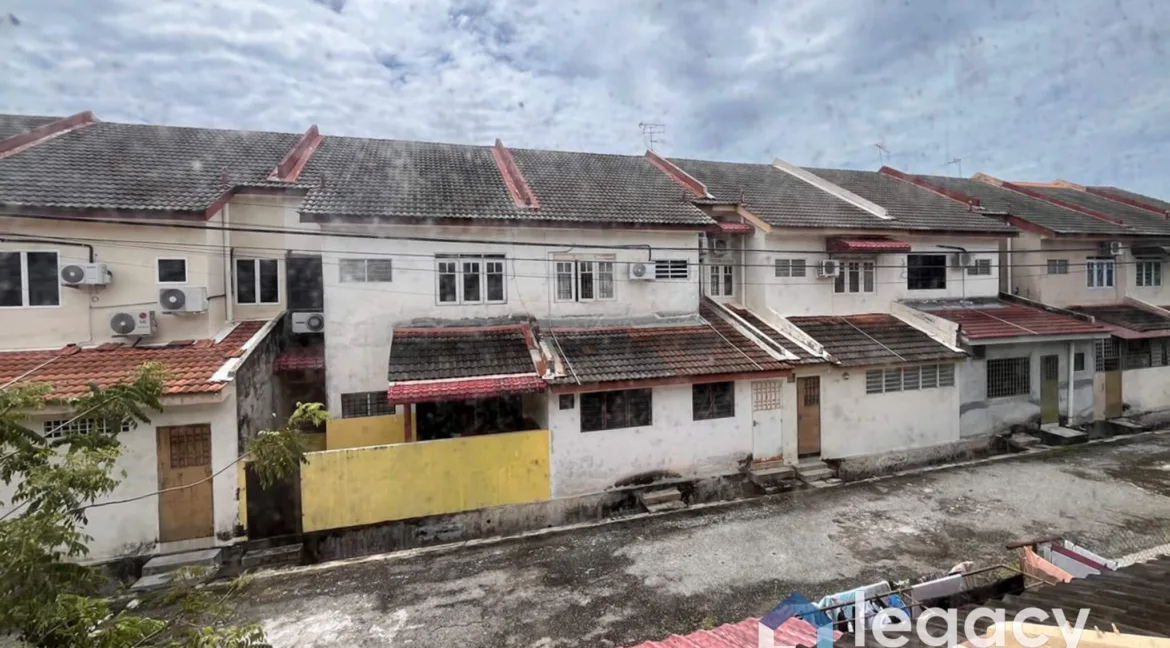 rumah-dua-tingkat-setengah-untuk-dijual-di-taman-rapat-perdana-30