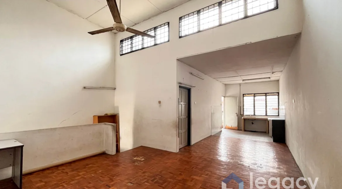 rumah-kedai-dua-tingkat-untuk-dijual-di-taman-che-wan-ipoh-01-11