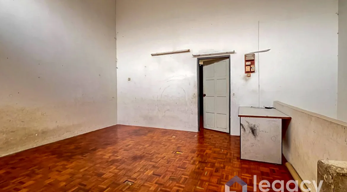 rumah-kedai-dua-tingkat-untuk-dijual-di-taman-che-wan-ipoh-01-12