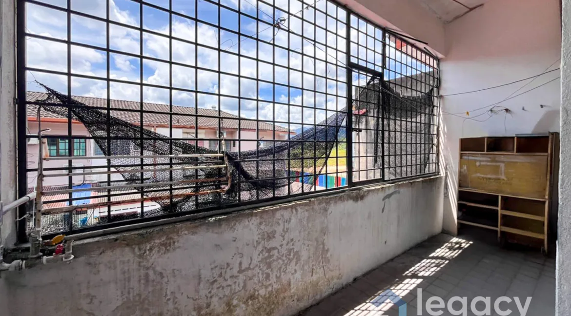 rumah-kedai-dua-tingkat-untuk-dijual-di-taman-che-wan-ipoh-01-18