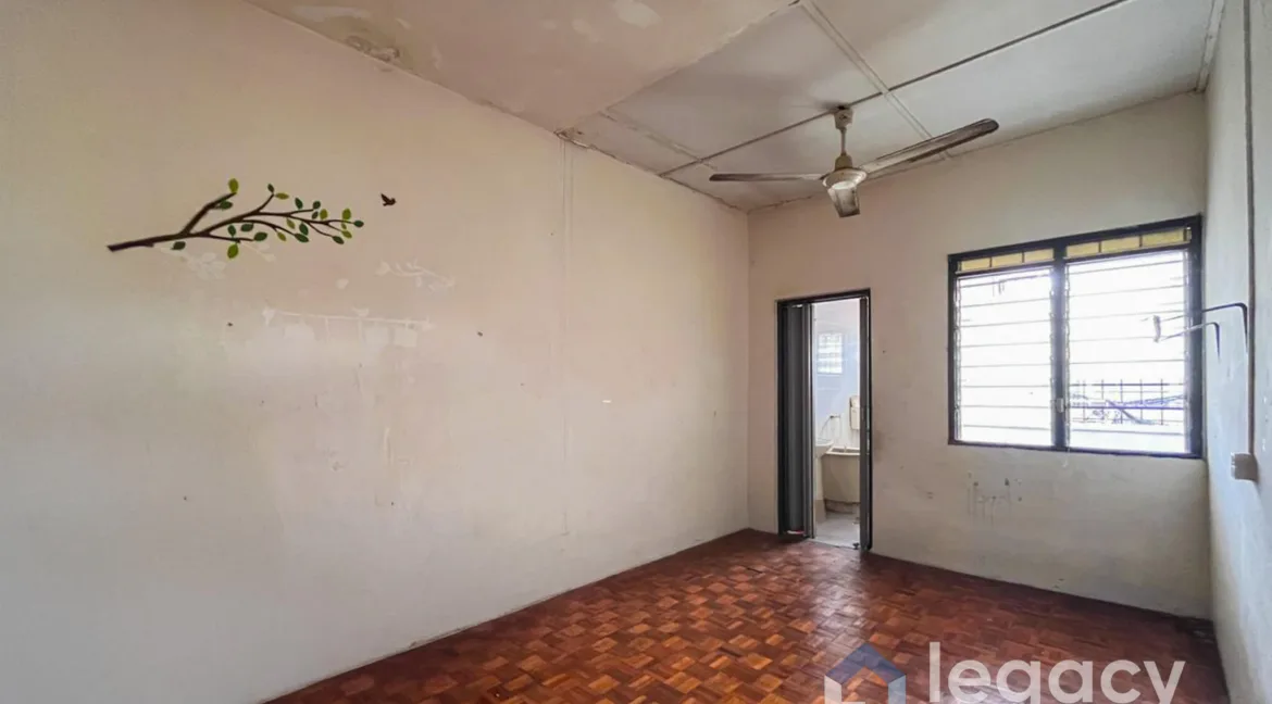 rumah-kedai-dua-tingkat-untuk-dijual-di-taman-che-wan-ipoh-01-19