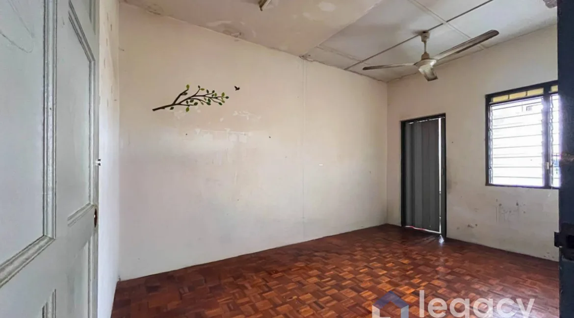 rumah-kedai-dua-tingkat-untuk-dijual-di-taman-che-wan-ipoh-01-20