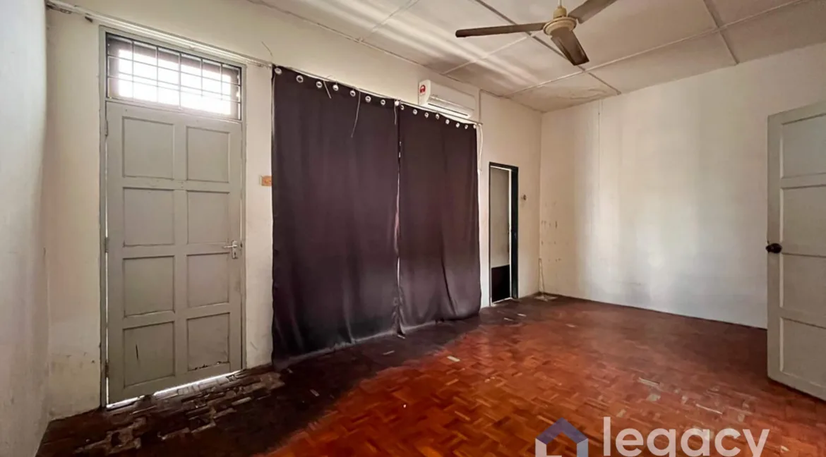 rumah-kedai-dua-tingkat-untuk-dijual-di-taman-che-wan-ipoh-01-22