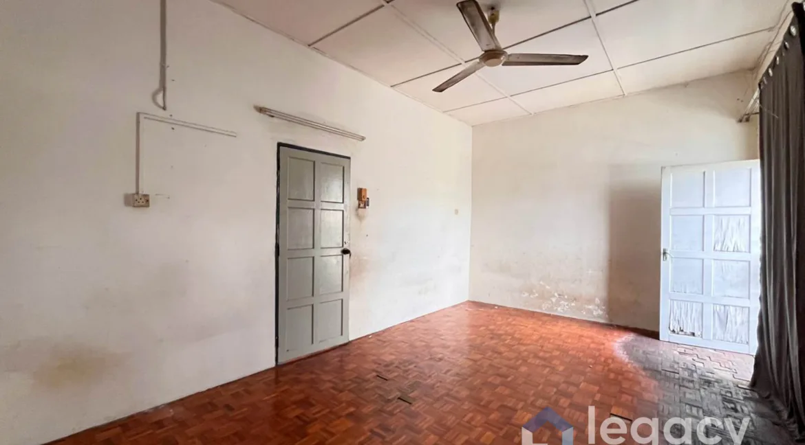 rumah-kedai-dua-tingkat-untuk-dijual-di-taman-che-wan-ipoh-01-23