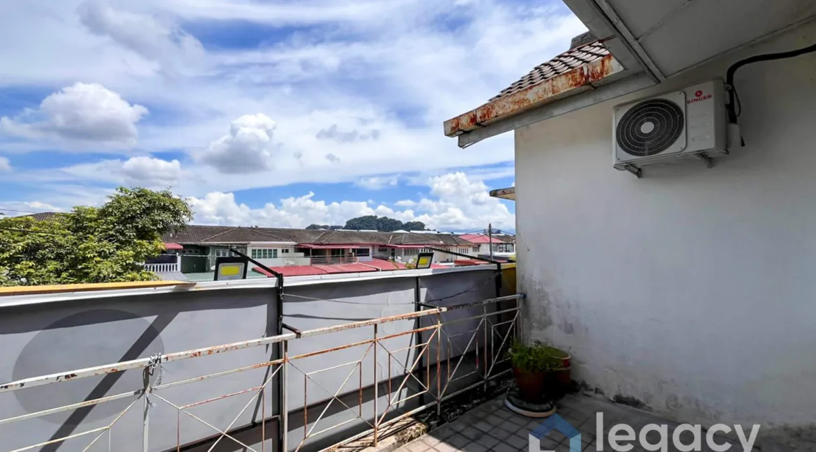rumah-kedai-dua-tingkat-untuk-dijual-di-taman-che-wan-ipoh-01-24