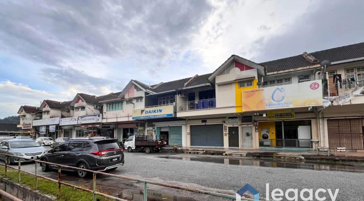 rumah-kedai-dua-tingkat-untuk-dijual-di-taman-che-wan-ipoh-02