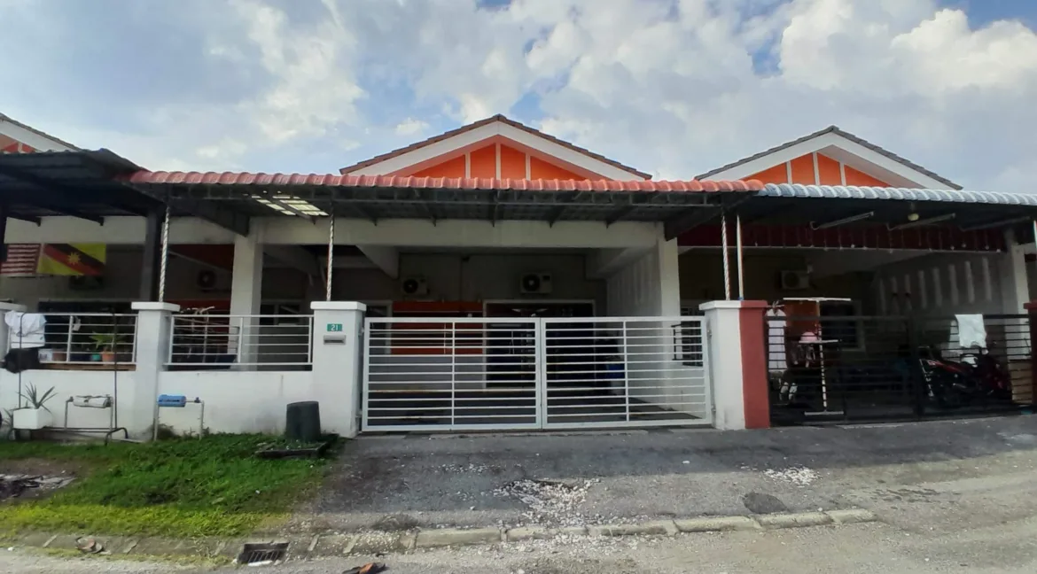 Rumah Teres Setingkat Untuk Dijual Di Lakeville, Seri Iskandar