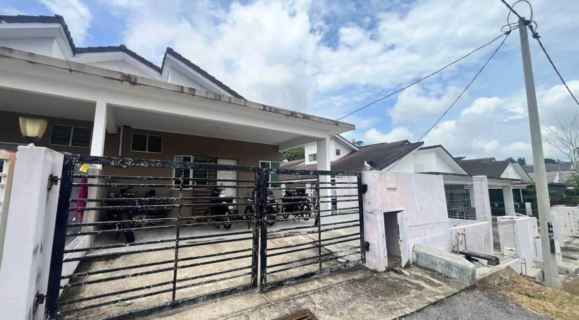 rumah-berkembar-setingkat-semi-d-untuk-dijual-di-taman-behrang-bitara-02