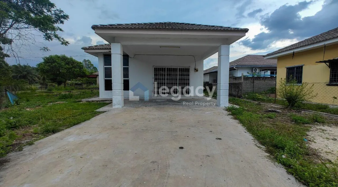 Banglo Setingkat Lot Tepi Menghadap Padang Untuk Dijual Di Desa Tronoh