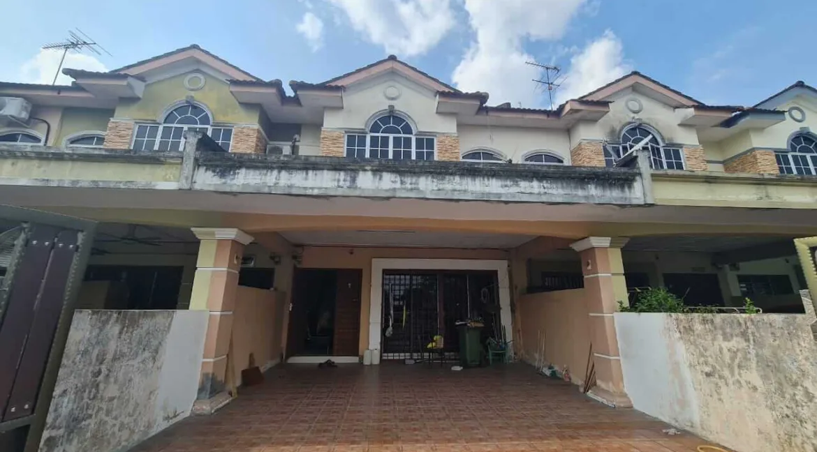 rumah-teres-dua-tingkat-untuk-dijual-di-taman-tawas-mewah-tasek-01
