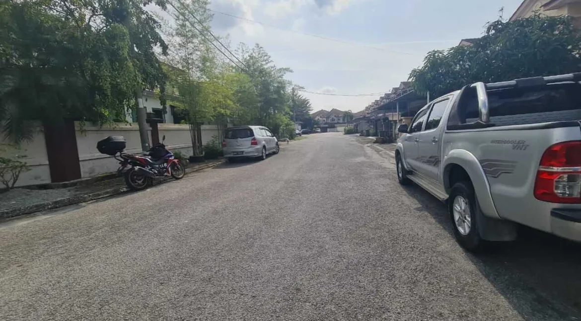 rumah-teres-dua-tingkat-untuk-dijual-di-taman-tawas-mewah-tasek-06