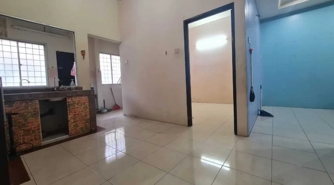 rumah-teres-dua-tingkat-untuk-dijual-di-taman-tawas-mewah-tasek-10