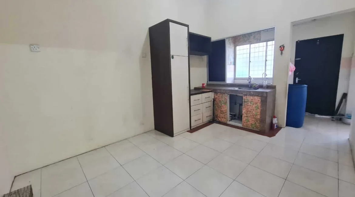 rumah-teres-dua-tingkat-untuk-dijual-di-taman-tawas-mewah-tasek-11