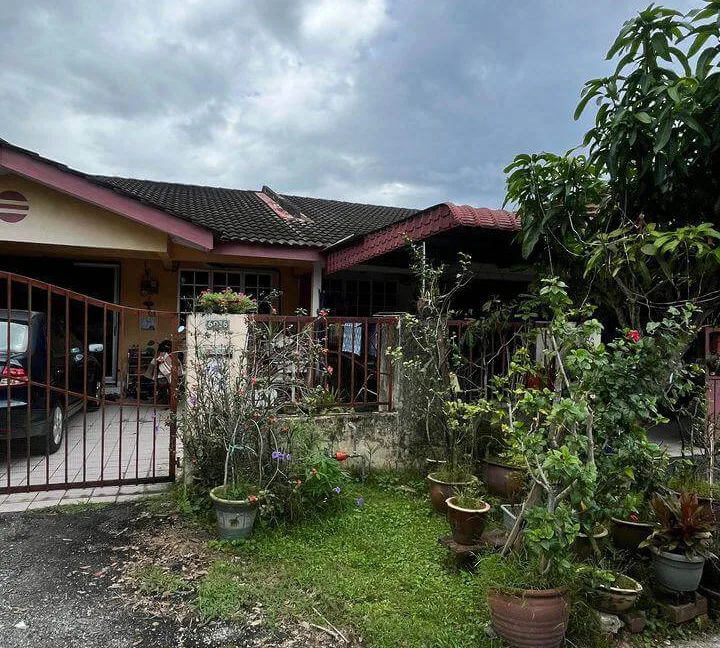 rumah-teres-corner-lot-untuk-dijual-taman-angkasa-kampar-03