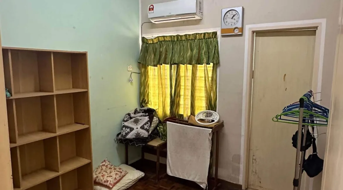 rumah-teres-dua-tingkat-untuk-dijual-di-taman-desa-lang-indah-gunung-lang-09