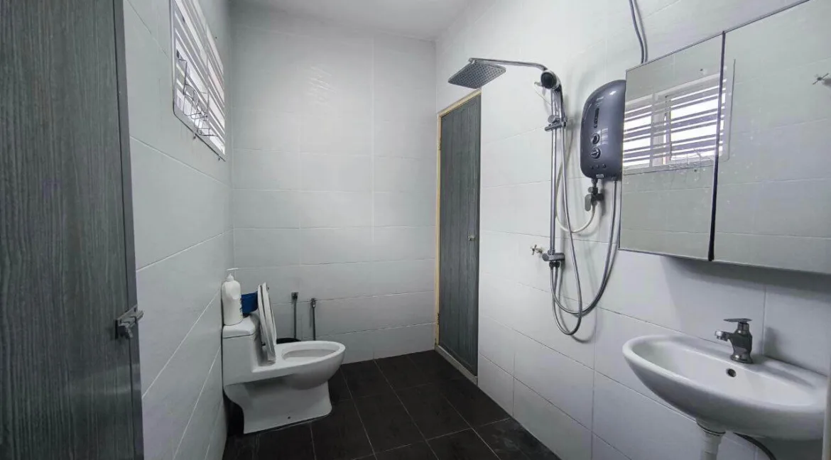 semi-d-dua-tingkat-taman-desa-manjung-11