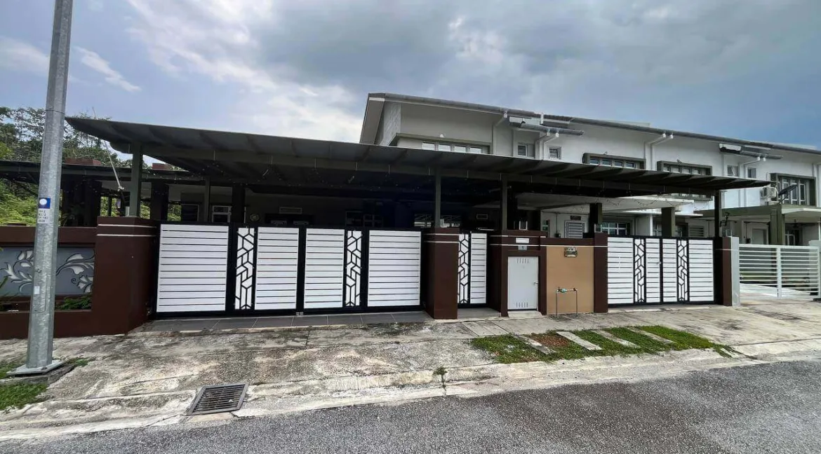 Teres 1.5 Tingkat untuk dijual di Zora Proton City, Tanjung Malim.
