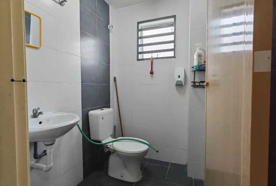 teres-setingkat-taman-lakeville-seri-iskandar-17