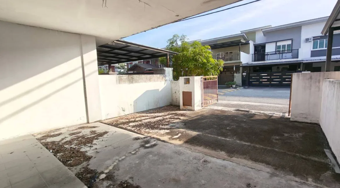 rumah-teres-2-tingkat-untuk-dijual-di-taman-meru-suria-meru-poh-07