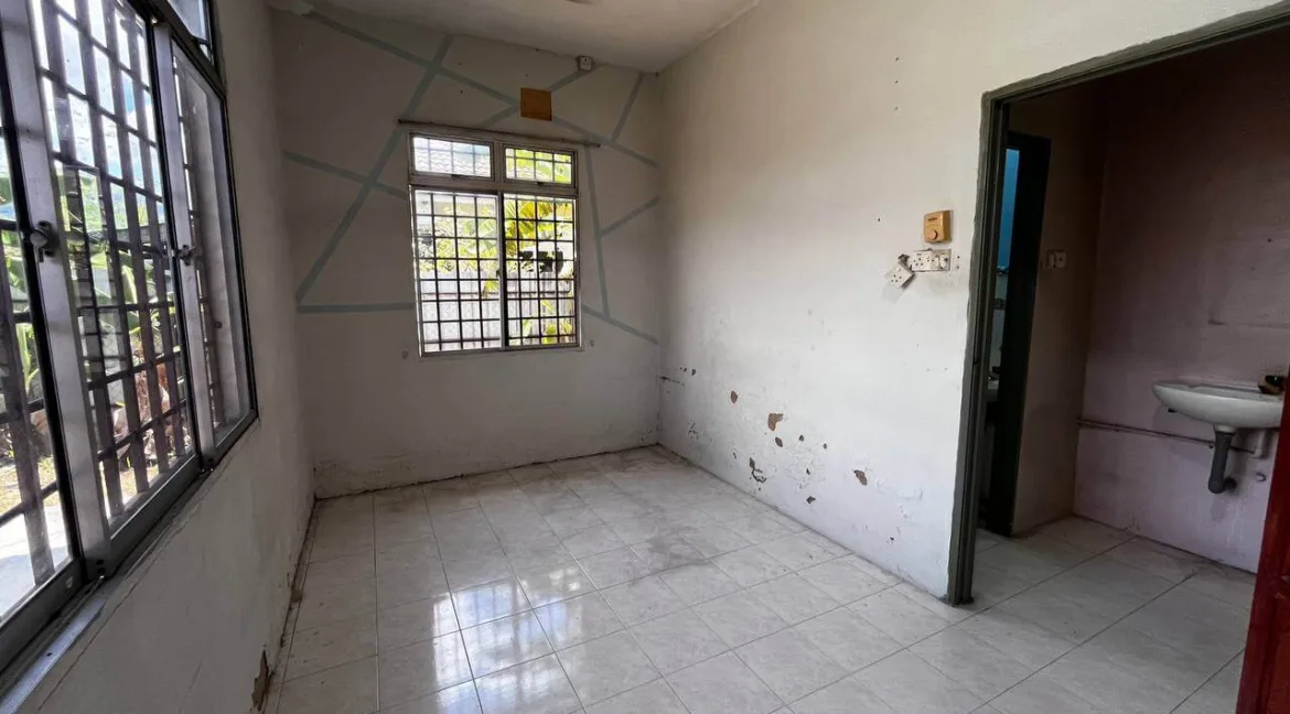 banglo-setingkat-untuk-dijual-di-desa-chemor-nn-18