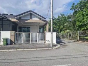 Rumah teres satu tingkat end lot untuk dijual di Taman Klebang Pertama, Ipoh, Perak