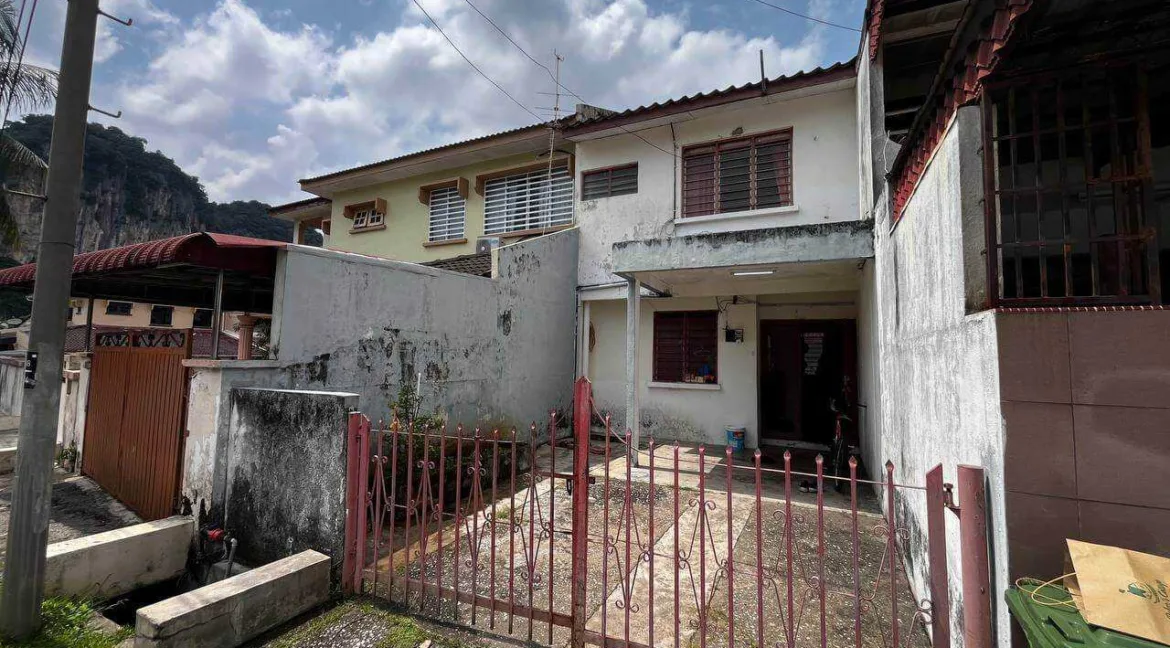 Teres 2 tingkat untuk dijual di Taman Lapangan Permai, Ipoh, Perak